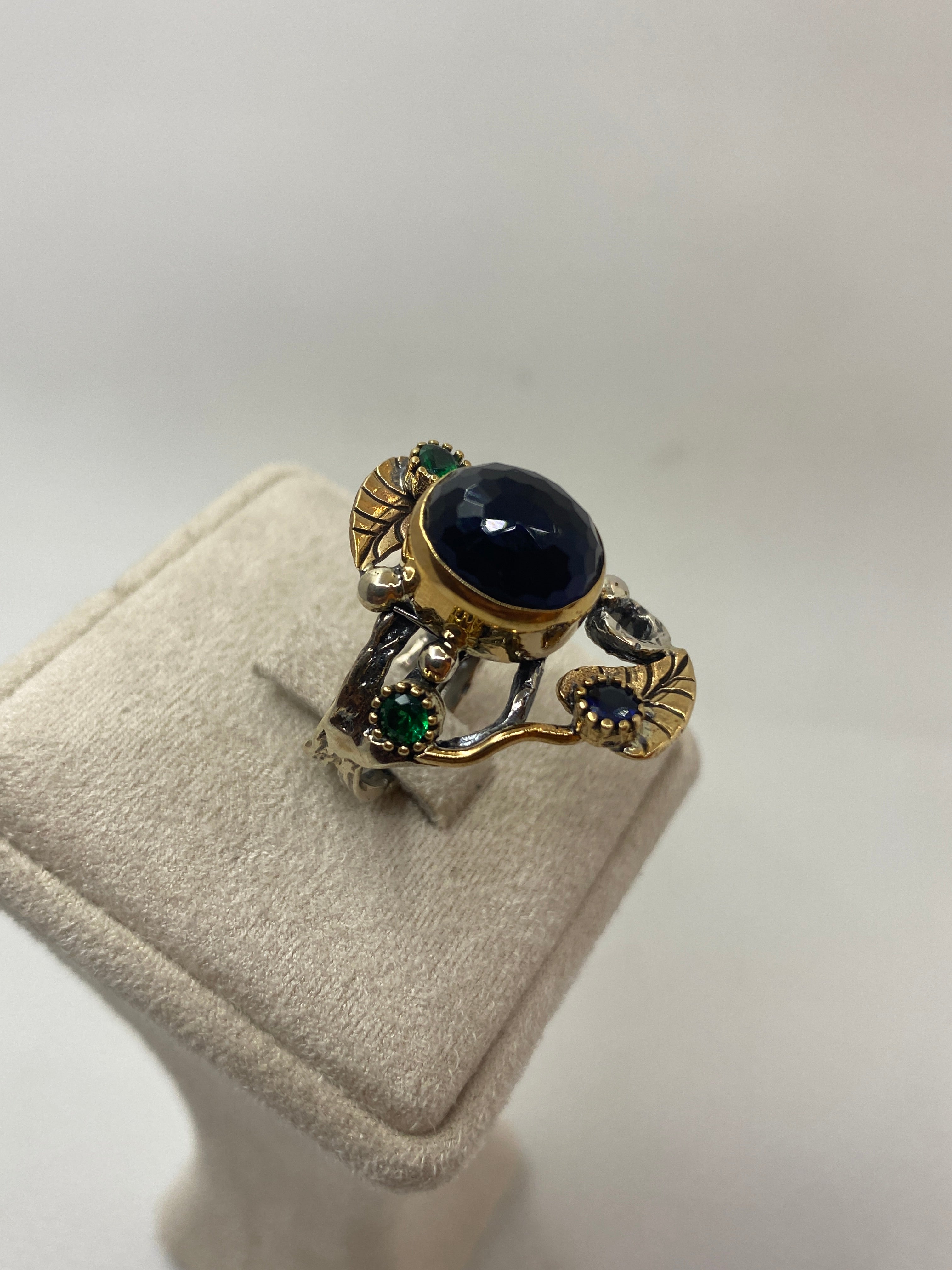 925 Ayar Gümüş Lapis Lazuli, Zümrüt ve Safir Taşlı Yüzük – El İşçiliği Doğal Taş Tasarım